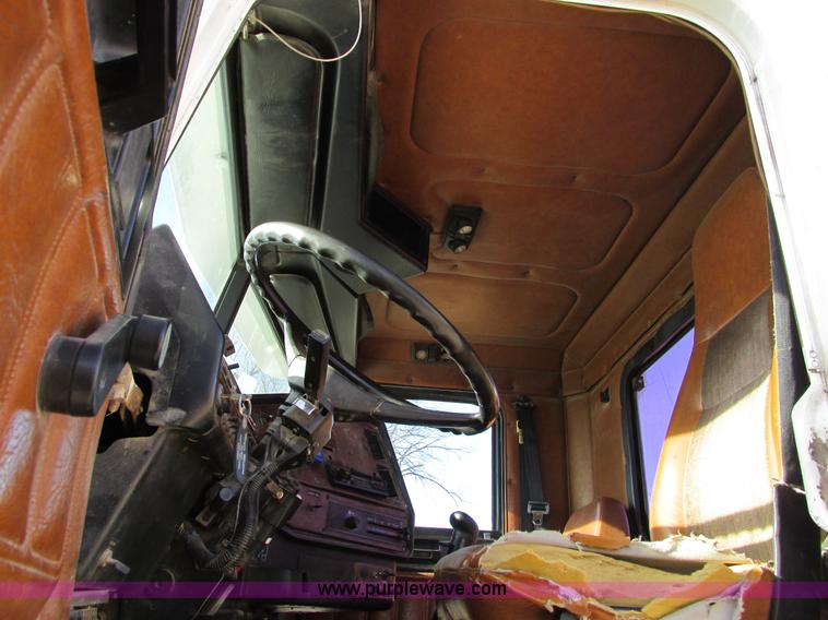 image for item F4060 1993 Freightliner FLD120 semi truck