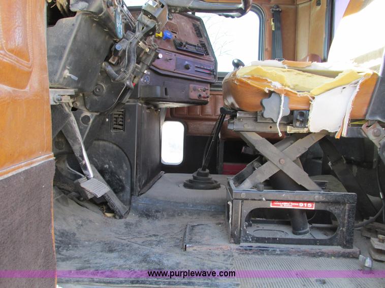 image for item F4060 1993 Freightliner FLD120 semi truck