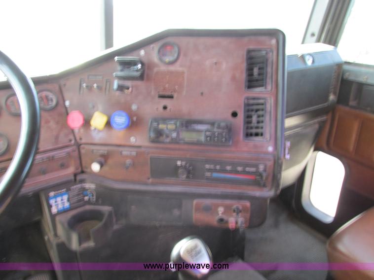 image for item F4060 1993 Freightliner FLD120 semi truck