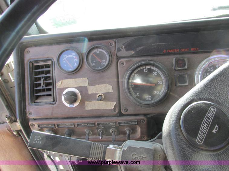 image for item F4060 1993 Freightliner FLD120 semi truck