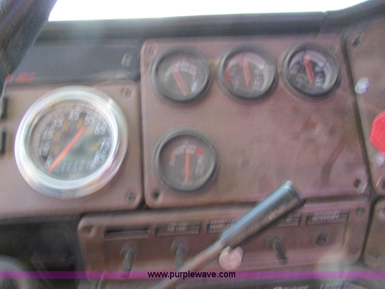 image for item F4060 1993 Freightliner FLD120 semi truck