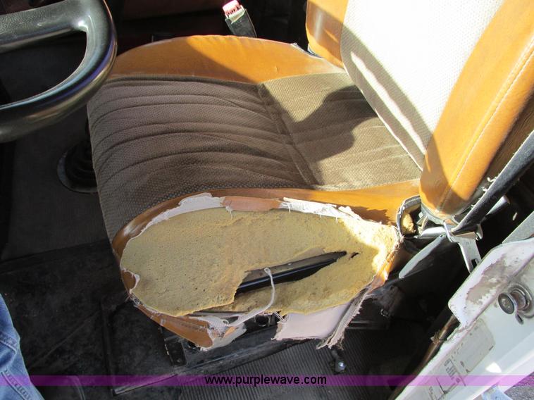 image for item F4060 1993 Freightliner FLD120 semi truck