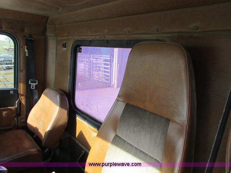 image for item F4060 1993 Freightliner FLD120 semi truck