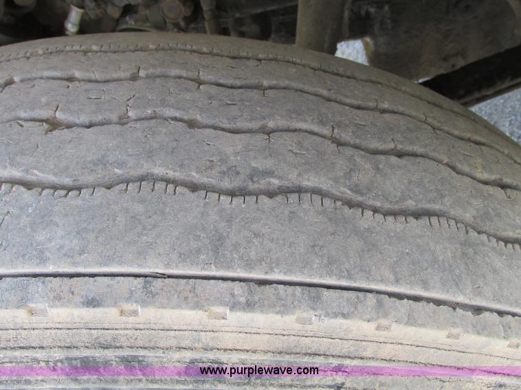 image for item F4060 1993 Freightliner FLD120 semi truck