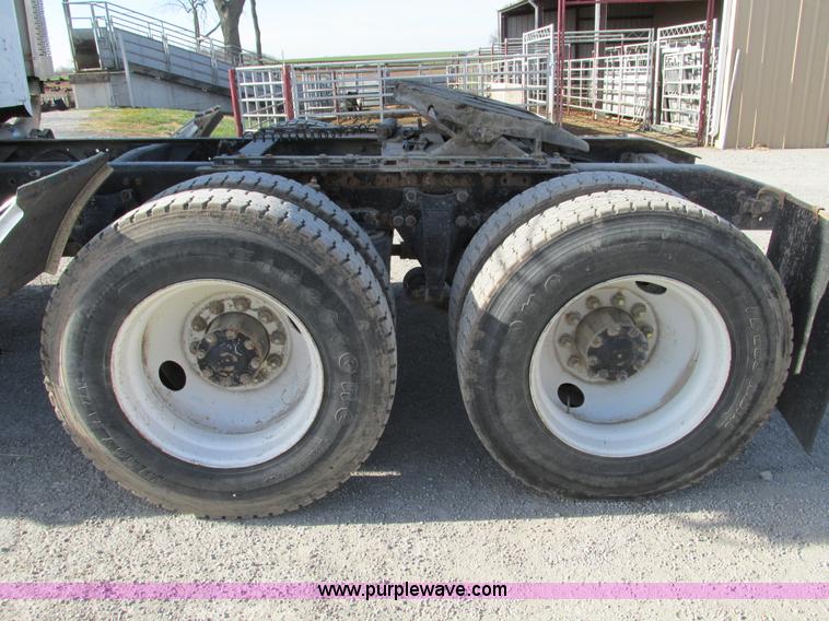 image for item F4060 1993 Freightliner FLD120 semi truck