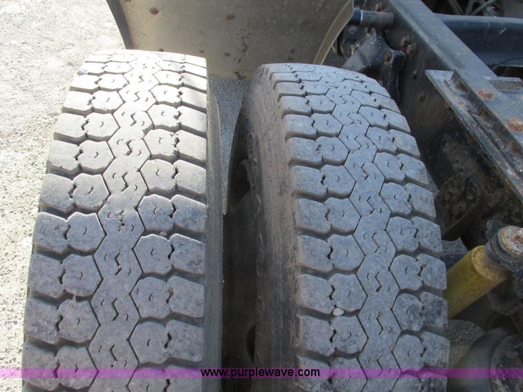 image for item F4060 1993 Freightliner FLD120 semi truck