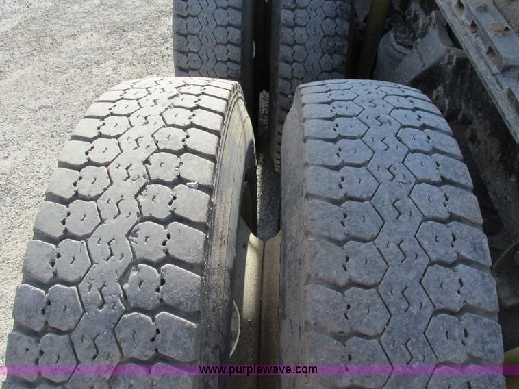 image for item F4060 1993 Freightliner FLD120 semi truck