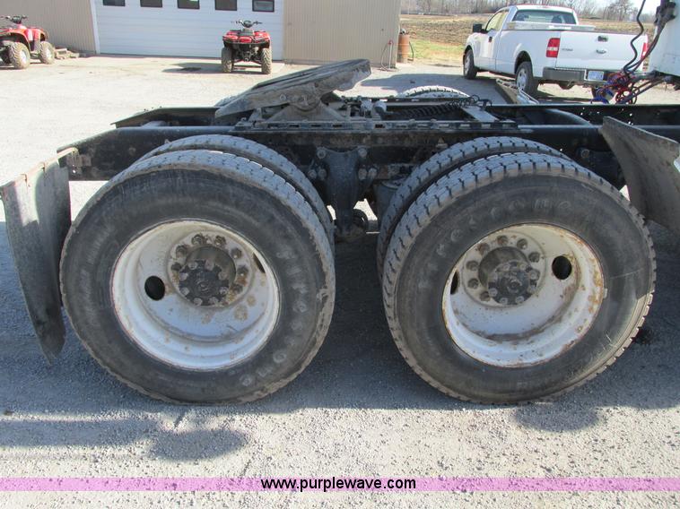 image for item F4060 1993 Freightliner FLD120 semi truck