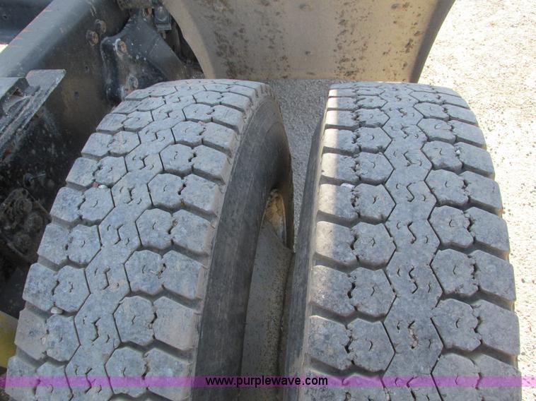 image for item F4060 1993 Freightliner FLD120 semi truck