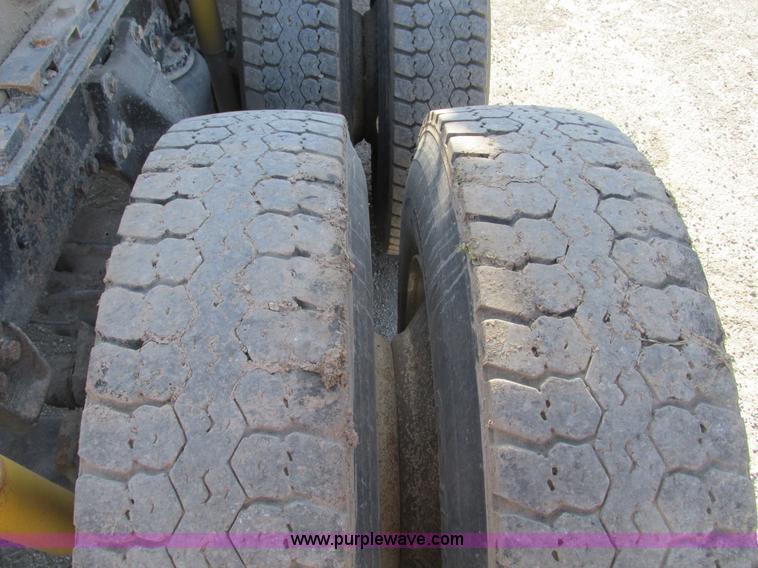 image for item F4060 1993 Freightliner FLD120 semi truck