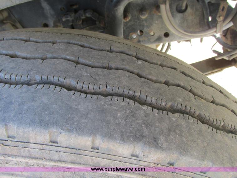 image for item F4060 1993 Freightliner FLD120 semi truck