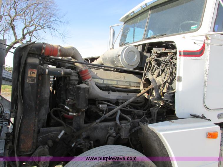 image for item F4060 1993 Freightliner FLD120 semi truck