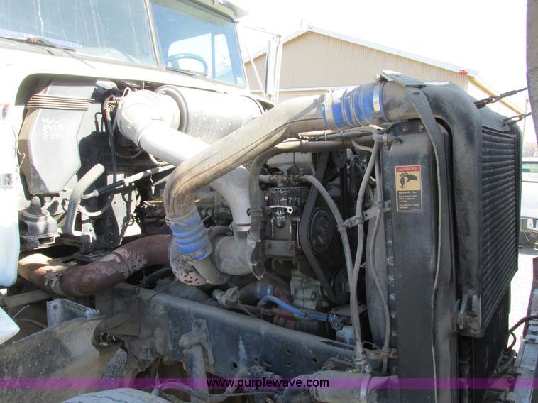 image for item F4060 1993 Freightliner FLD120 semi truck