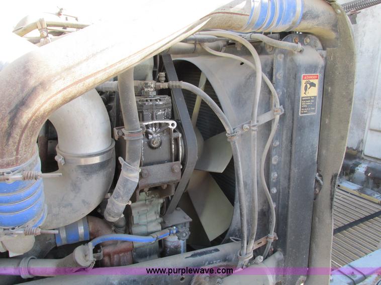 image for item F4060 1993 Freightliner FLD120 semi truck