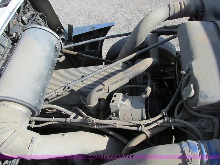 image for item F4060 1993 Freightliner FLD120 semi truck