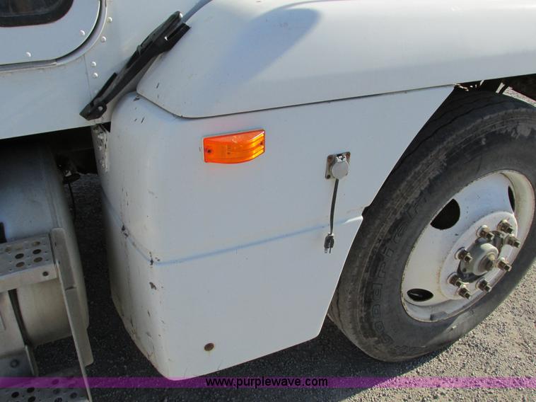 image for item F4060 1993 Freightliner FLD120 semi truck