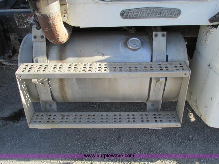 image for item F4060 1993 Freightliner FLD120 semi truck