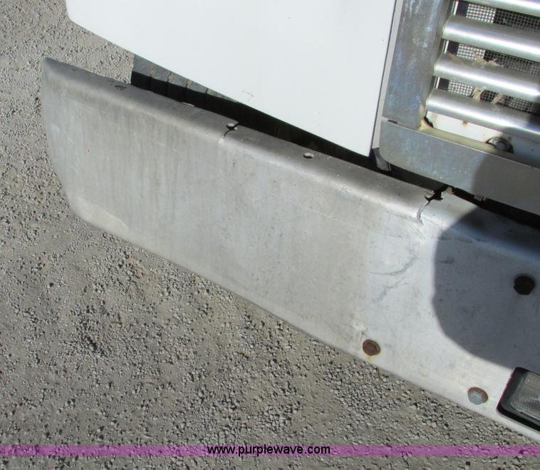 image for item F4060 1993 Freightliner FLD120 semi truck