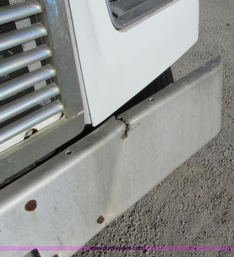 image for item F4060 1993 Freightliner FLD120 semi truck