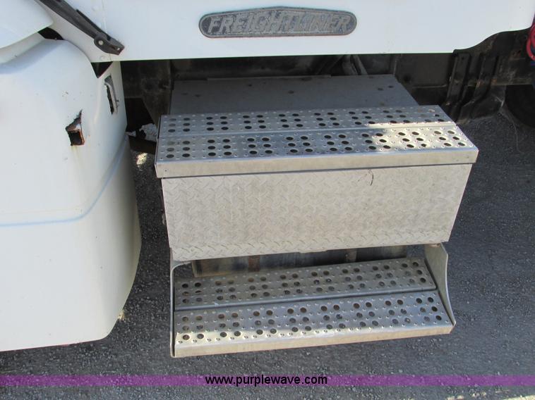 image for item F4060 1993 Freightliner FLD120 semi truck