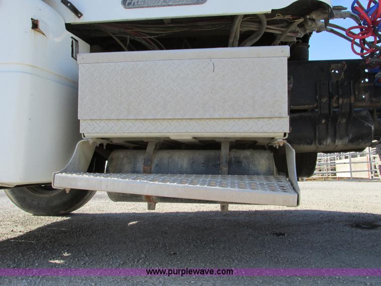 image for item F4060 1993 Freightliner FLD120 semi truck