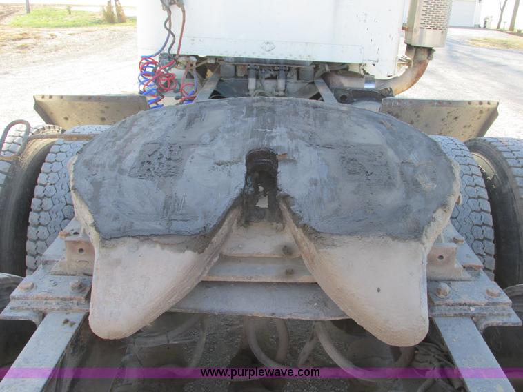 image for item F4060 1993 Freightliner FLD120 semi truck