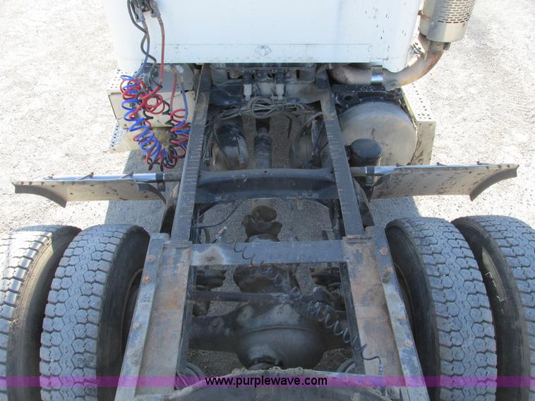 image for item F4060 1993 Freightliner FLD120 semi truck