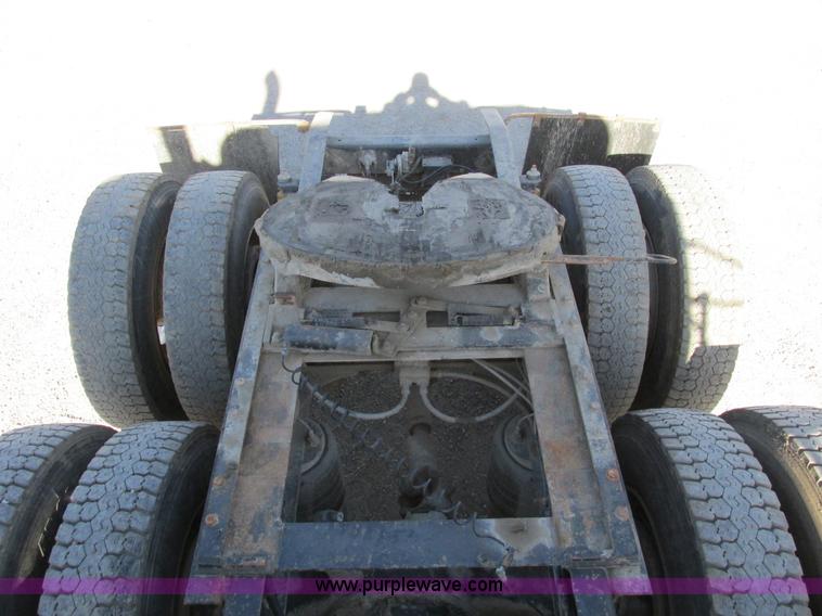 image for item F4060 1993 Freightliner FLD120 semi truck