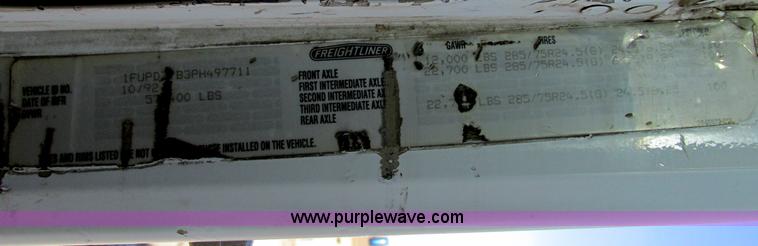 image for item F4060 1993 Freightliner FLD120 semi truck