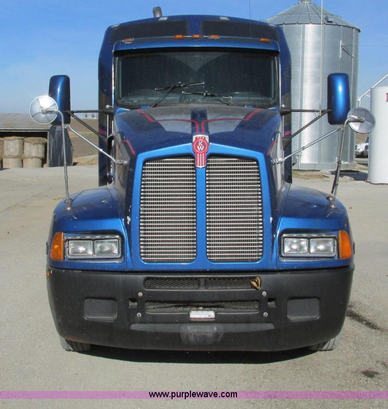 image for item F4061 2006 Kenworth T600 semi truck