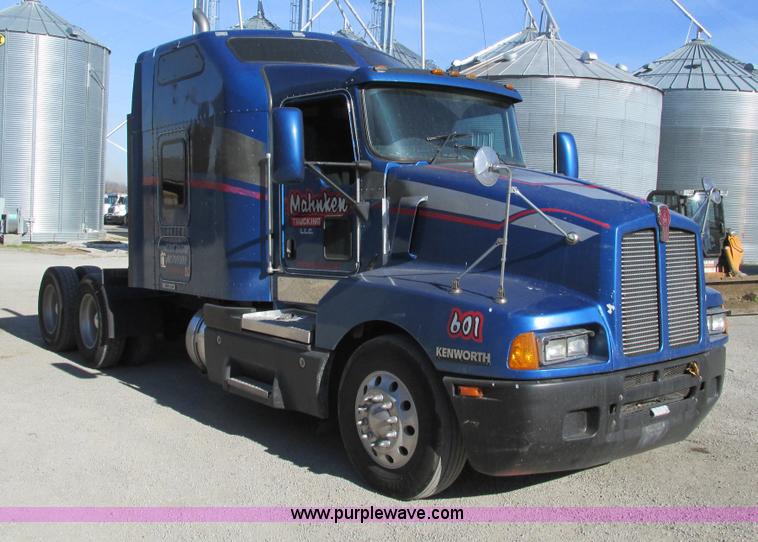 image for item F4061 2006 Kenworth T600 semi truck