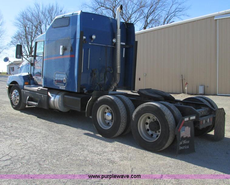 image for item F4061 2006 Kenworth T600 semi truck