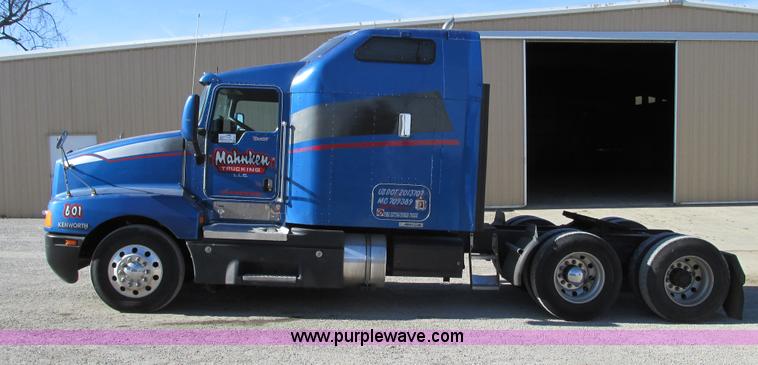 image for item F4061 2006 Kenworth T600 semi truck