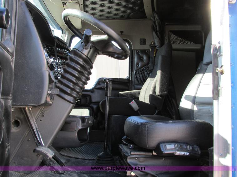 image for item F4061 2006 Kenworth T600 semi truck