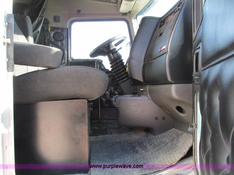 image for item F4061 2006 Kenworth T600 semi truck