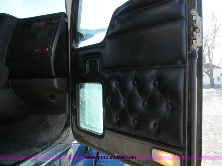 image for item F4061 2006 Kenworth T600 semi truck