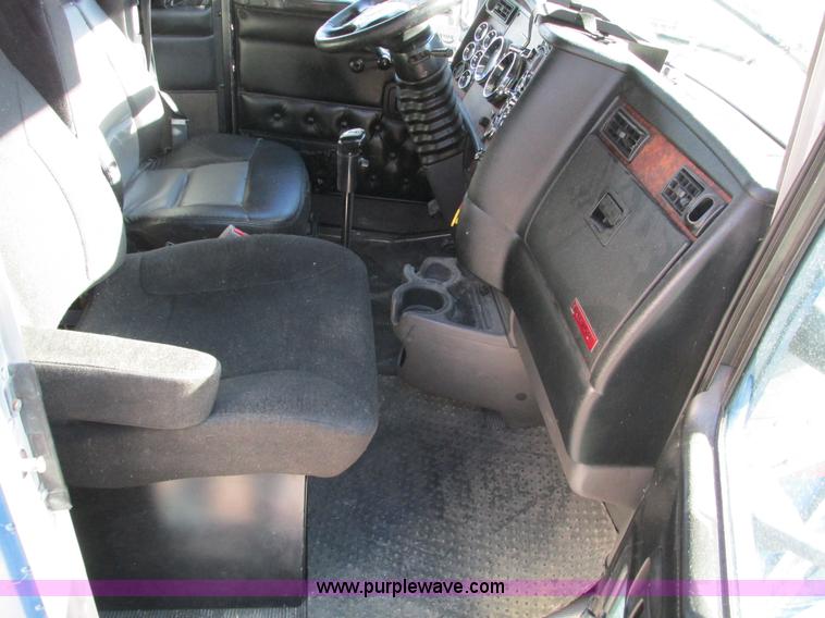 image for item F4061 2006 Kenworth T600 semi truck