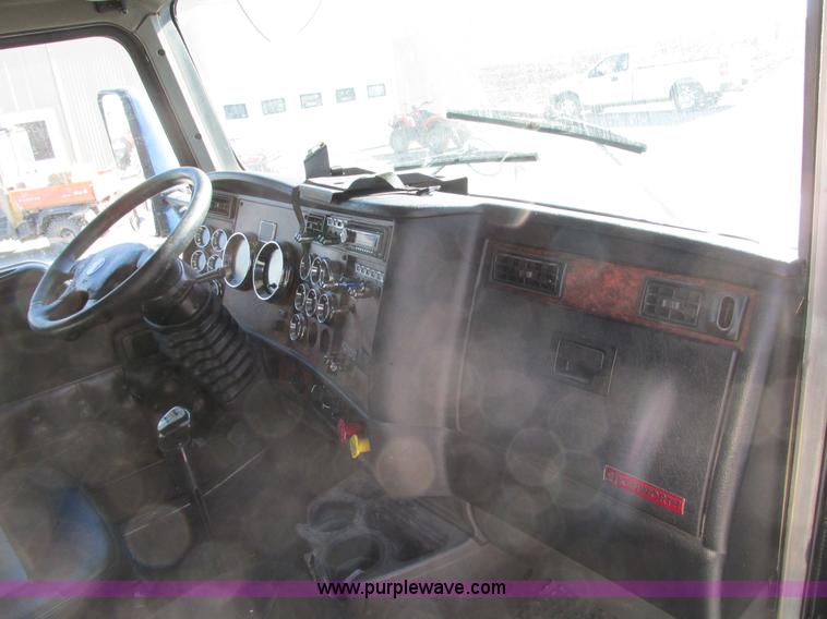 image for item F4061 2006 Kenworth T600 semi truck