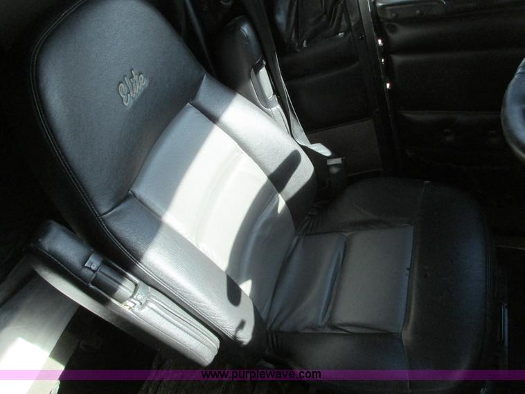 image for item F4061 2006 Kenworth T600 semi truck