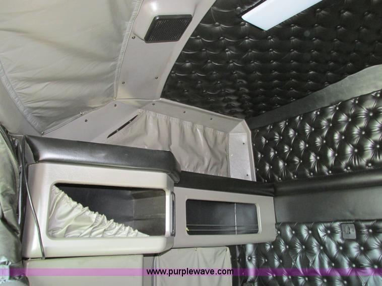 image for item F4061 2006 Kenworth T600 semi truck