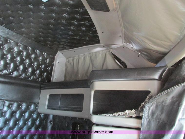 image for item F4061 2006 Kenworth T600 semi truck