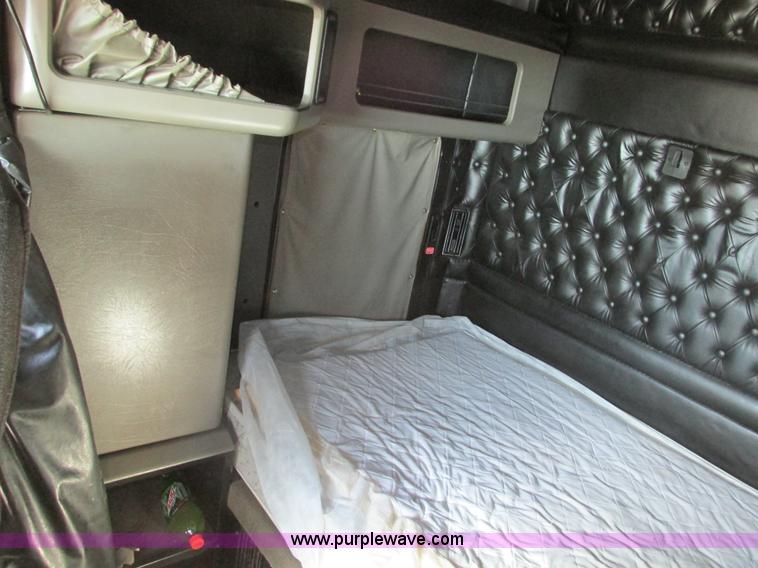 image for item F4061 2006 Kenworth T600 semi truck