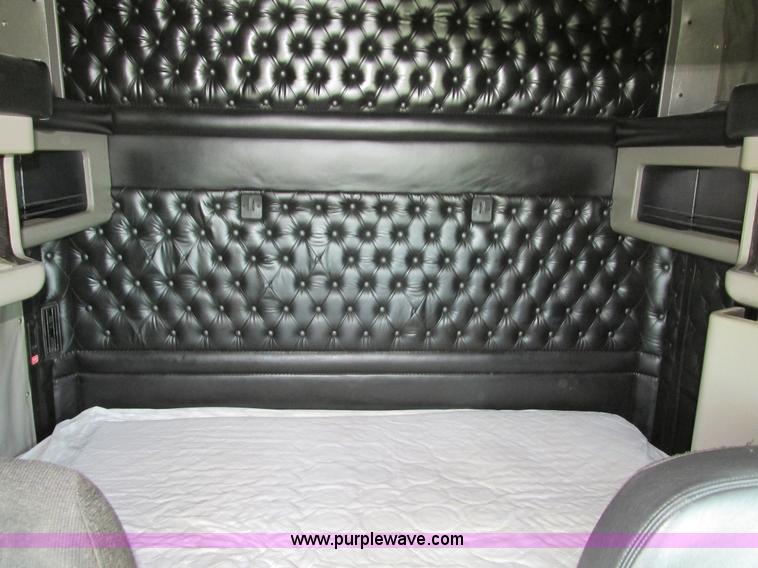 image for item F4061 2006 Kenworth T600 semi truck