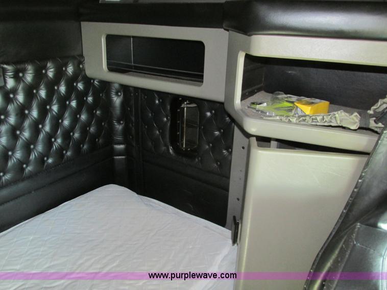 image for item F4061 2006 Kenworth T600 semi truck