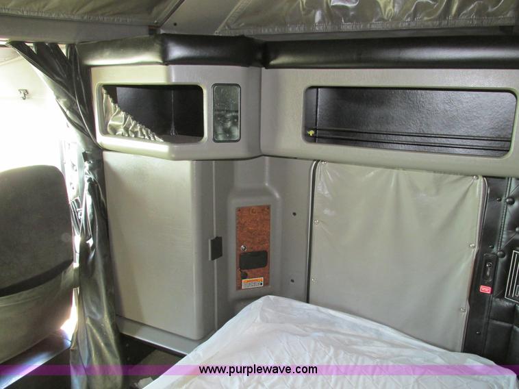 image for item F4061 2006 Kenworth T600 semi truck