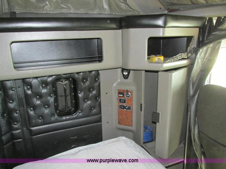 image for item F4061 2006 Kenworth T600 semi truck