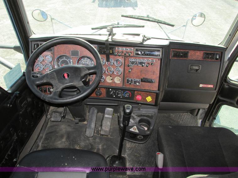 image for item F4061 2006 Kenworth T600 semi truck