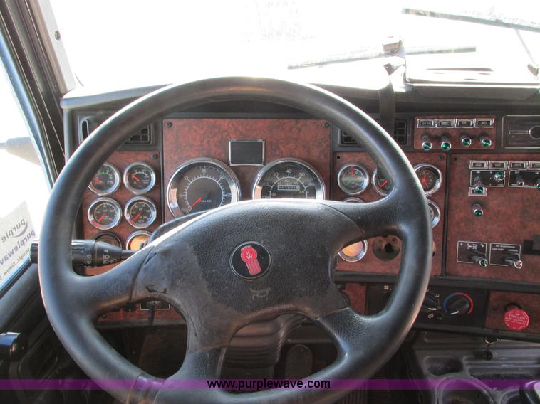 image for item F4061 2006 Kenworth T600 semi truck