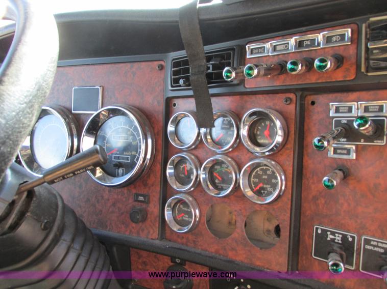 image for item F4061 2006 Kenworth T600 semi truck