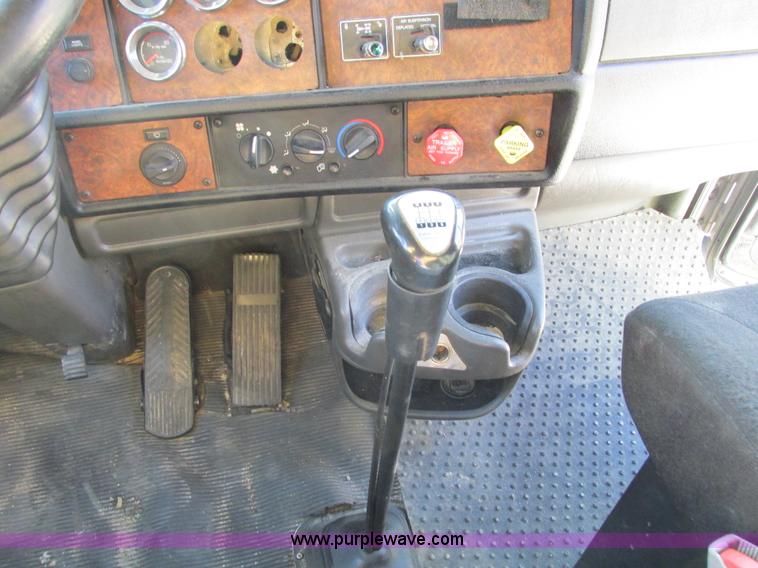 image for item F4061 2006 Kenworth T600 semi truck